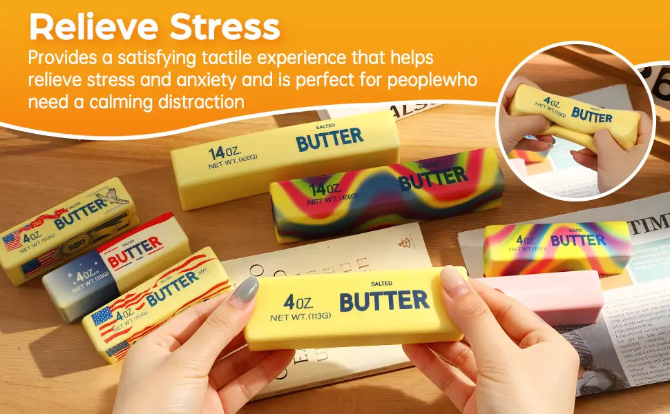 Ein langsam aufgehendes, weiches, knetbares Fidget-Spielzeug aus gelber Butterform, mit blauer Butterschrift, die reale Butterverpackungen nachahmt, zur Stressreduktion.