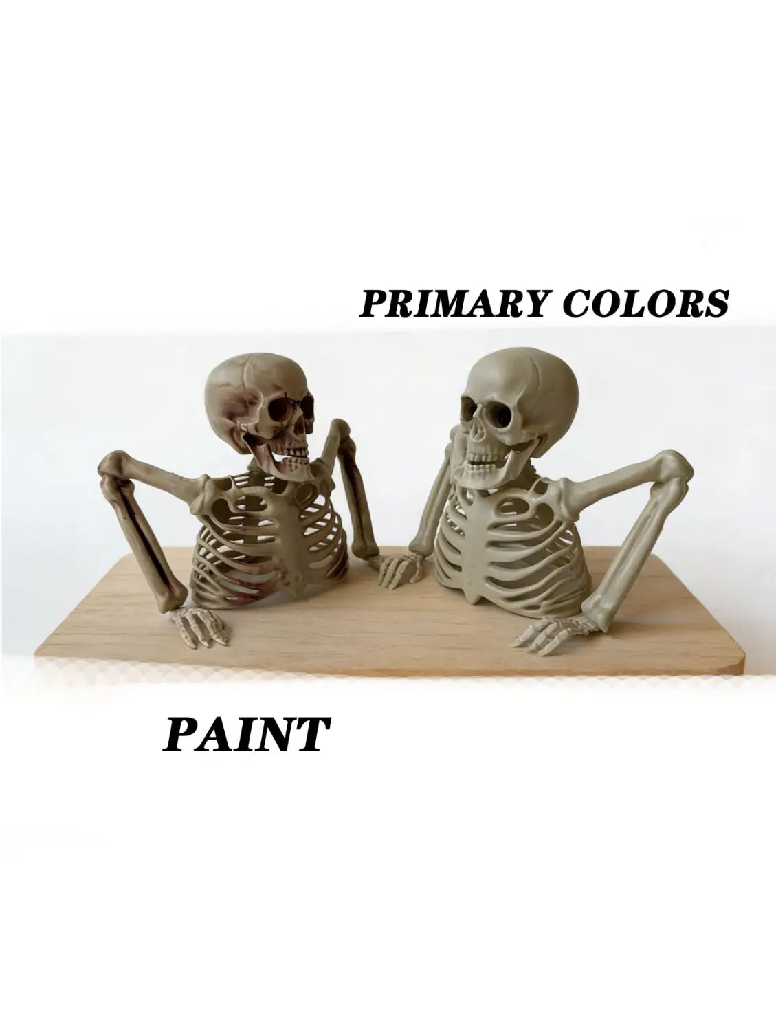 Dos figuras de plástico color beige de medio esqueleto de Halloween con extremidades articuladas y cajas torácicas detalladas, colocadas en una posición relajada sentada sobre una base de madera para su uso como decoración de esqueleto para escenas aterradoras.