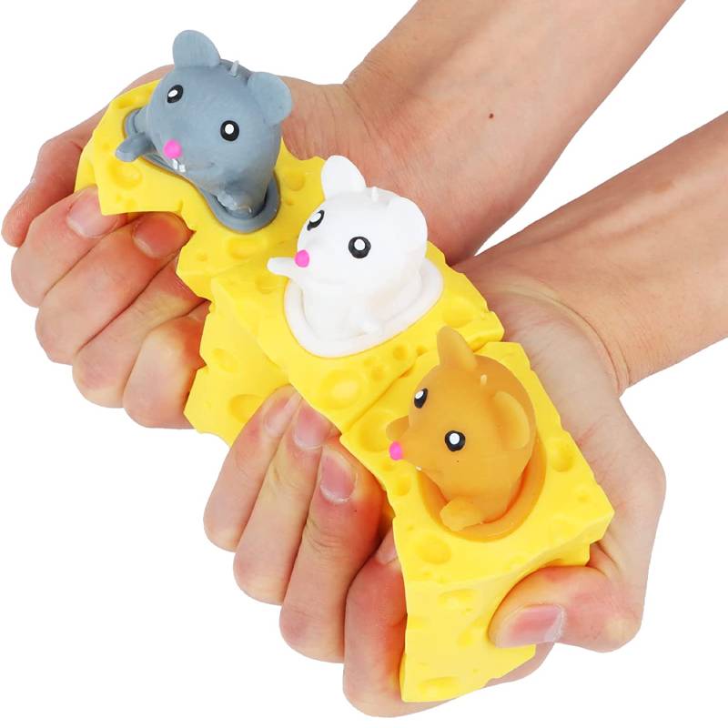 Gelber, käseförmiger Stressabbau-Entlaster mit drei niedlichen Mäusefiguren, die in seinen Vertiefungen gebettet sind, von vorne gesehen, als Käse-Maus-Becher-Sinnes-Fidget-Spielzeug.