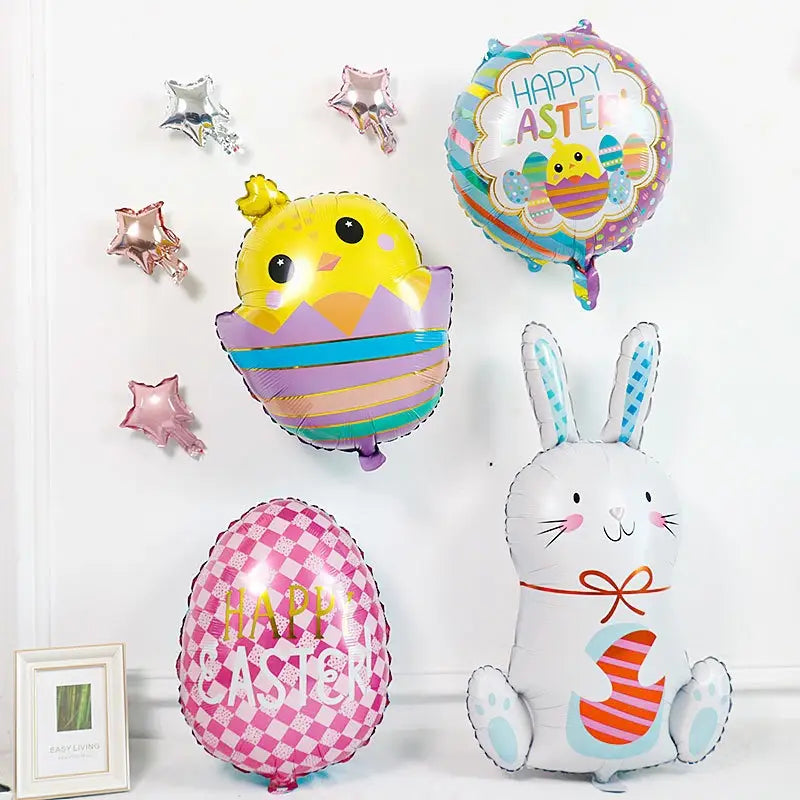 Une décoration de fête de ballon-bijou en feuille « Lapin de Pâques » en forme de poussin jaune, joyeux, avec des yeux noirs et un motif de coquille d’œuf rayée violette, réalisé en matériau de feuille métallique.
