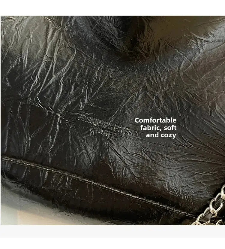 Bolso bandolera negro de piel sintética (PU) con textura arrugada y correa de cadena, gran capacidad, para un uso versátil en bolsos bandolera.