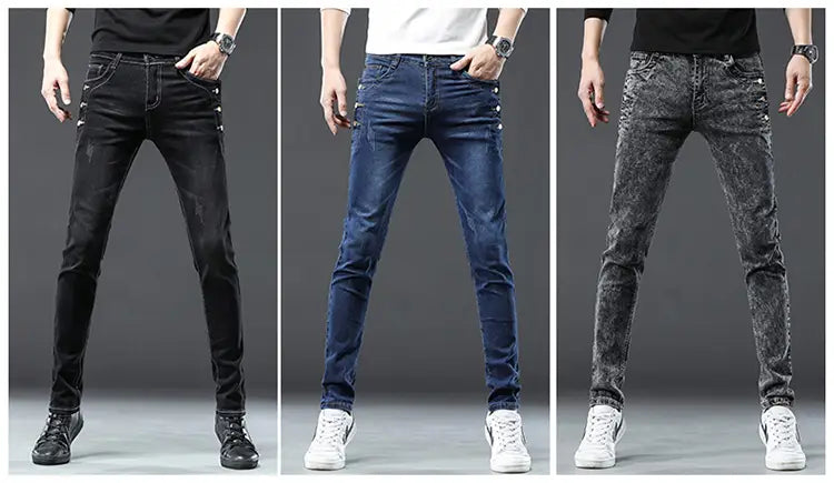 Trois paires de jeans slim en denim extensible vintage pour hommes en noir, bleu classique et gris délavé, avec des accents de boutons décoratifs sur les côtés.