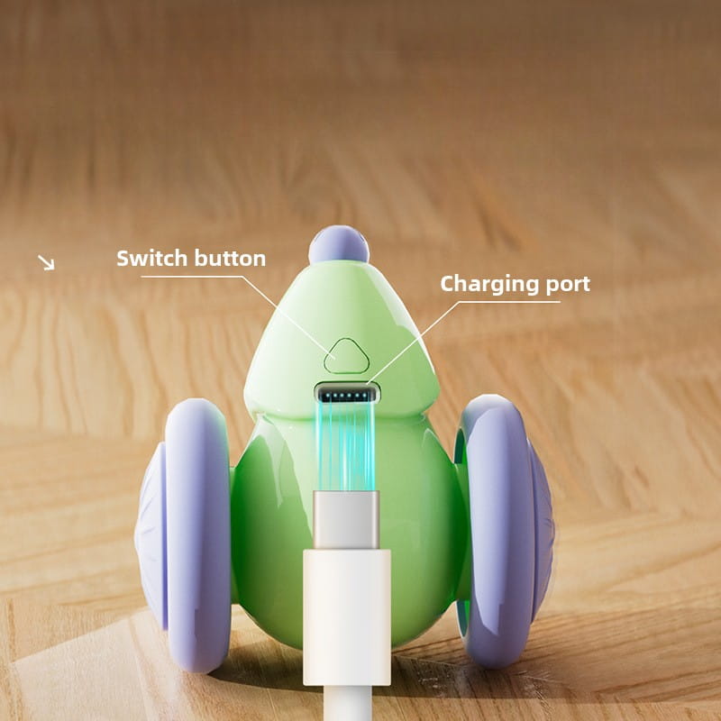 中央に充電ポートがあり、上部にスイッチボタンを備えた、ホイール付きのグリーンおよびパープルの電動キャットおもちゃのねずみで、インタラクティブな動物のおもちゃタイプとして設計されています。