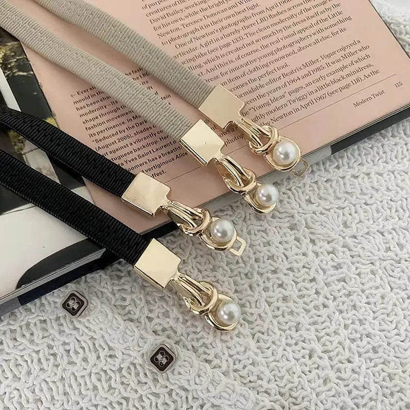 Goldfarbene, mit Perlen verzierte elastische Armbänder mit eleganten Metallverschlüssen für Damen als Teil einer Perlen-Schnallen-Taillegürtelkollektion