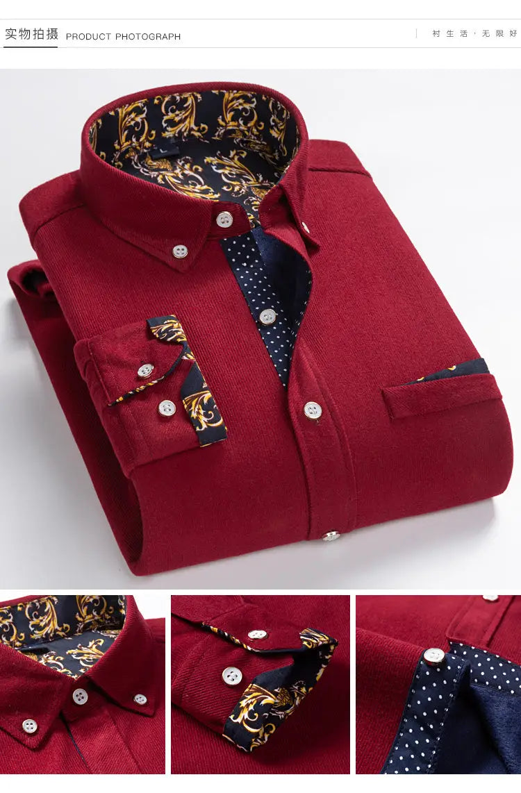 Ein edles bordeauxfarbenes Herren-Winter-Cord-Casual-Langarmhemd mit kontrastierendem navyblauem und goldenem, kunstvollem Muster als Futter für den Kragen, die Manschetten und die Tasche, erhältlich in zwei Größen kleiner.