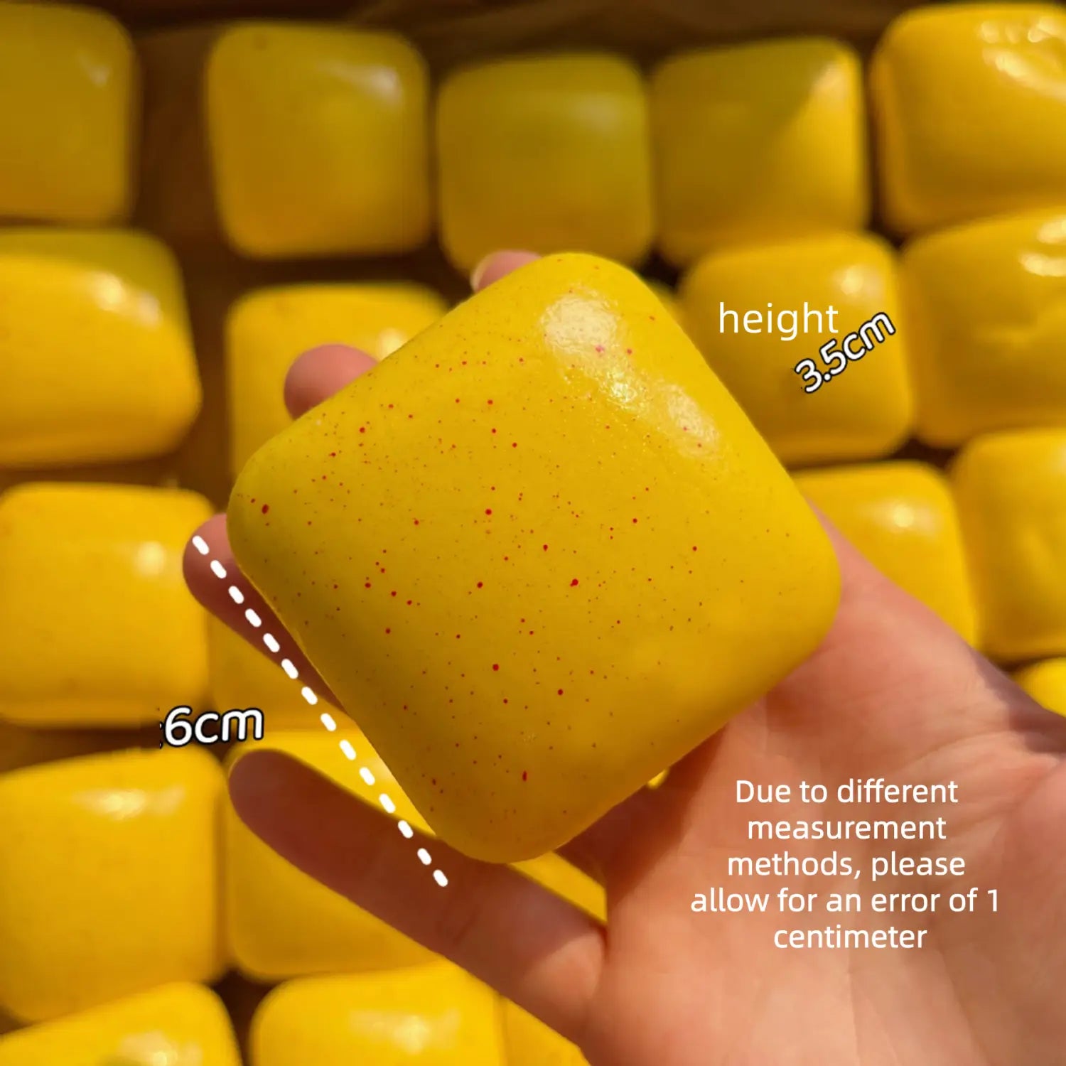 mini toast lumineux jaune carré, jouet sensoriel d’agitation à dégagement lent, avec de petites mouchetures rouges, présenté de face, selon un angle avant