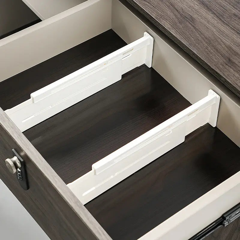 Organisateur de tiroir en plastique blanc au design minimaliste et élégant, comprenant un séparateur extensible en plastique pour un rangement et une organisation efficaces.