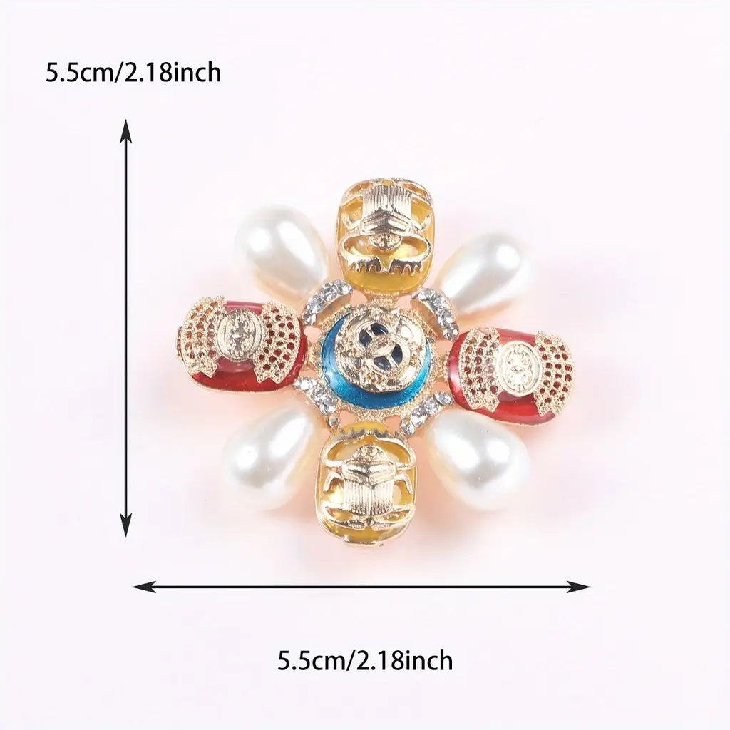 Épingle sertie de rhinestones en forme de coléoptère pour broche de perles designer, en forme de fleur à cinq pétales, avec des scarabées à ton doré, des accents d’émail rouge et une finition détaillée.