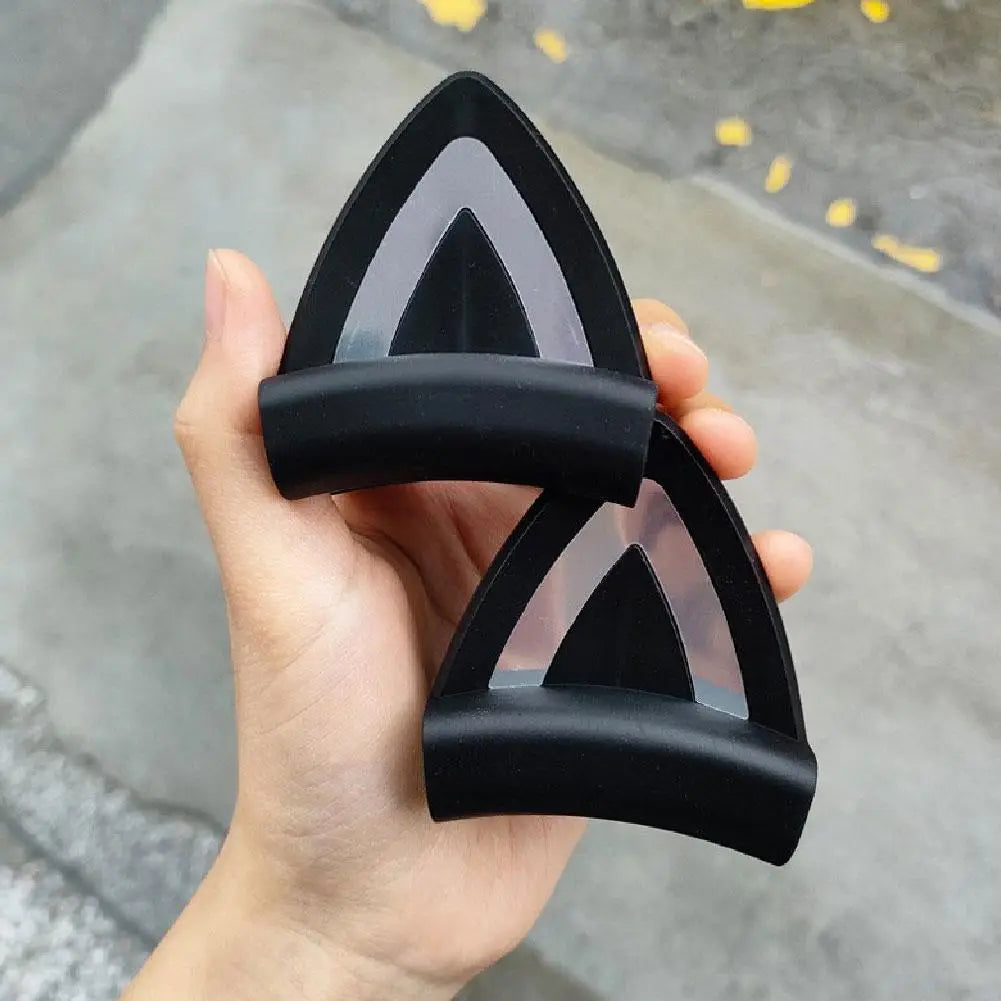 Capuchons de valve de pneu en silicone de forme triangulaire noire, avec une section interne translucide, conçus comme attaches pour casque à oreilles de chat