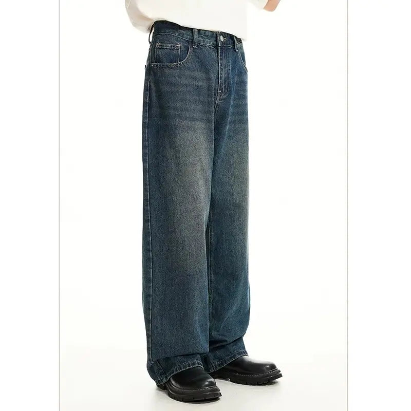 Herren schwarze Wide-Leg-Denim-Jeans im Dunkel-Wasch mit klassischem Fünf-Taschen-Design und weiterbeiniger Schnittführung.