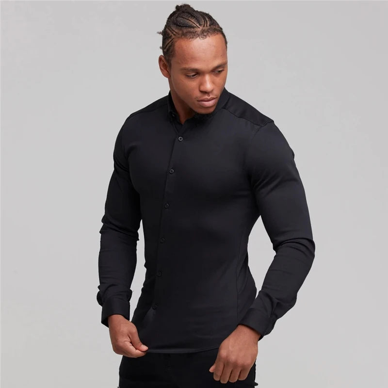 Chemise habillée ajustée pour hommes, coupe muscle, avec boutonnage à patte slim, noire, ajustée, manches longues, col montant et finitions discrètes au niveau des épaules.