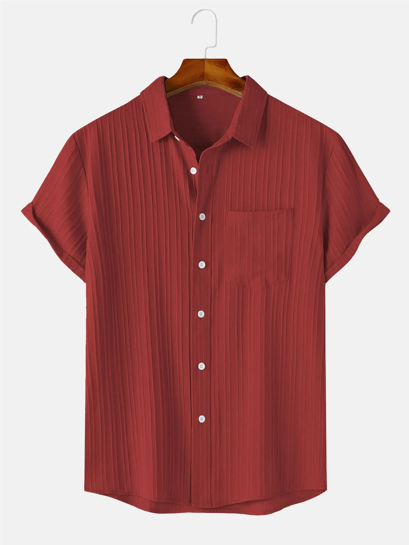 Chemise de plage pour homme à manches courtes texturée rouge, avec plis verticaux et poche poitrine.
