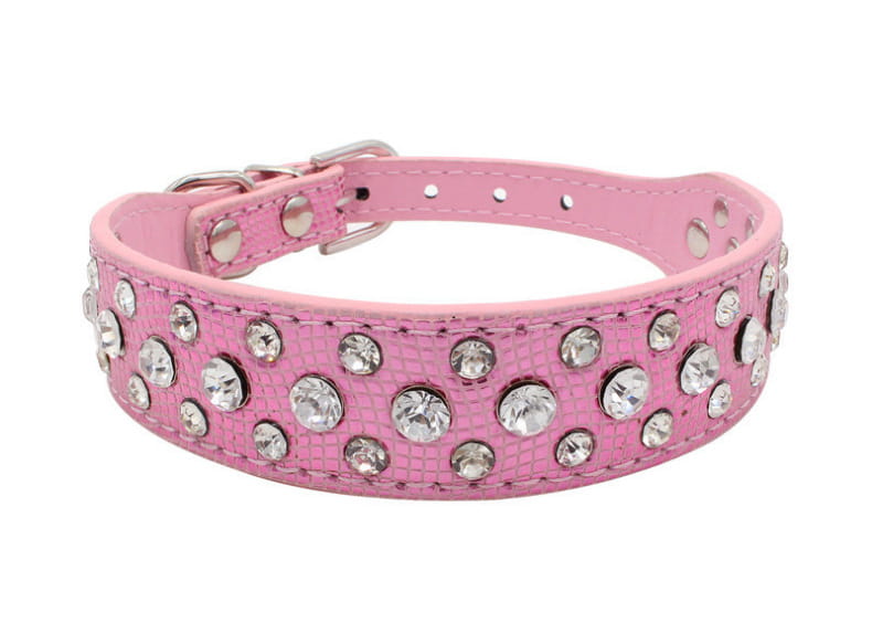 Rosa Hundehalsband mit Krokodilstruktur aus Kunstleder für kleine Hunde und Katzen, verziert mit funkelnden klaren Strasssteinen und Metallbeschlägen in Silberoptik.