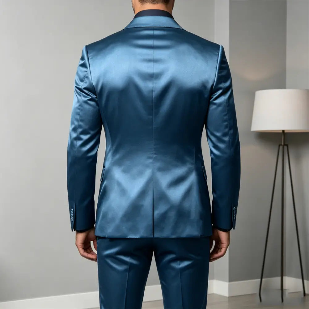 Eine elegante Tuxedo-Jacke in Navyblau, Slim Fit, aus Satinmaterial für Herren, maßgeschneiderter Schnitt und dezent schimmernd, mit Satin-Finish.