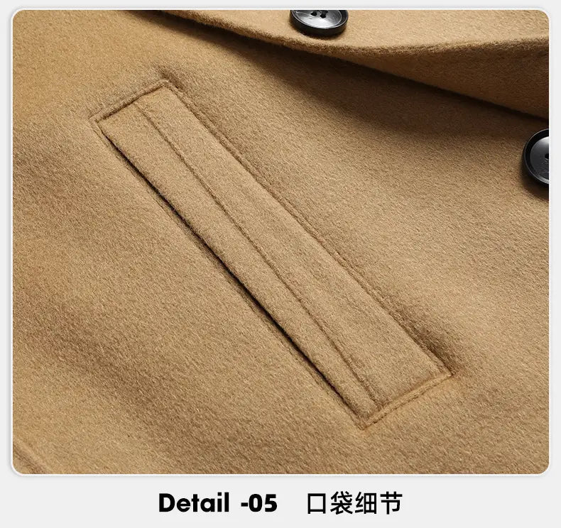 Herren-Langwollmantel als Winterjacke aus beiger Wolle mit dezenter, strukturierter Webung und schwarzen Knöpfen.