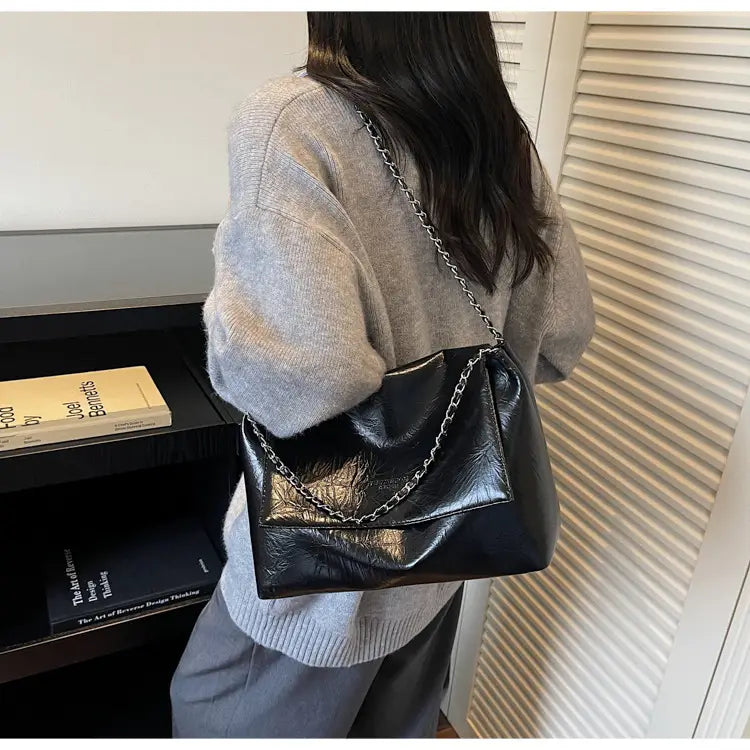 Bolso bandolera negro de antecruda falso brillante con correa de cadena plateada, diseñado para un uso de gran capacidad