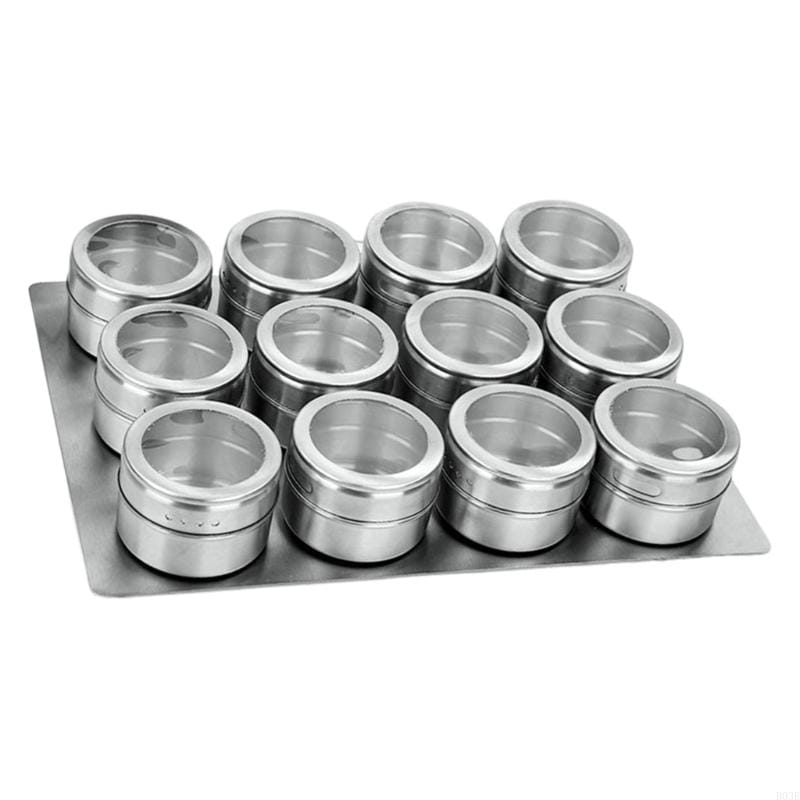 Set mit zwölf eleganten Gewürzgläsern aus Edelstahl mit klaren Glasdeckeln, ordentlich auf einem passenden Metalltablett angeordnet, für eine geordnete Küchenaufbewahrung