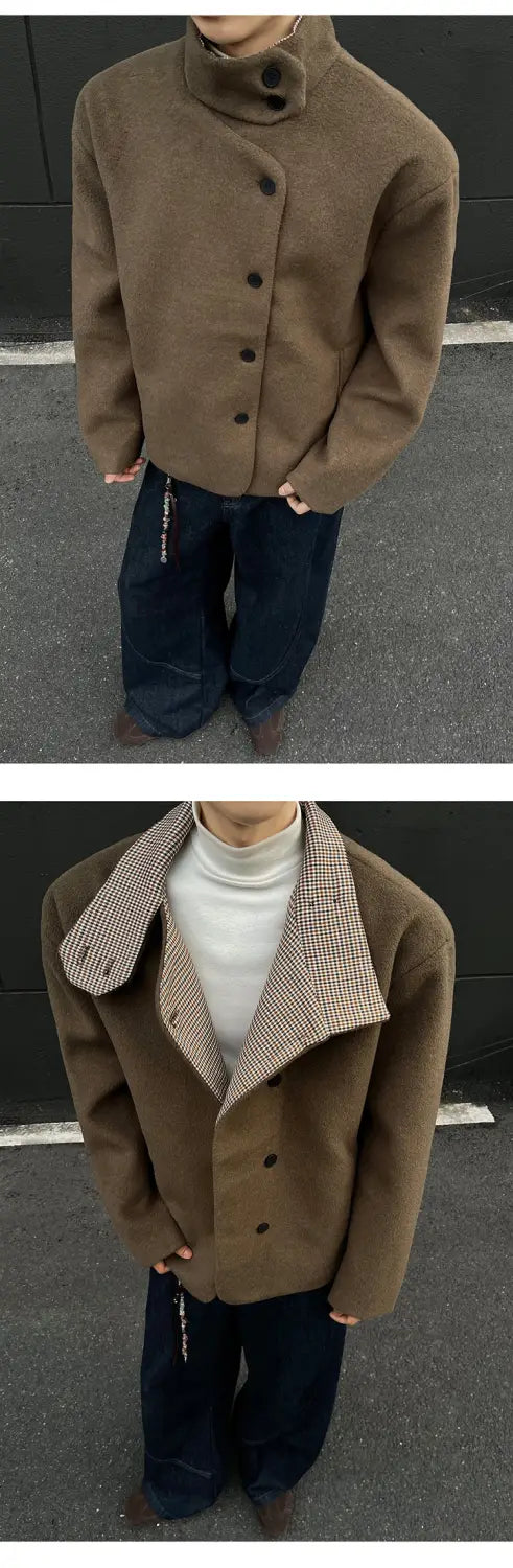 Veste d’hiver en laine marron pour homme, coupe slim, col montant, avec un motif chevronné contrastant sur le col et des fermetures boutonnées assorties.