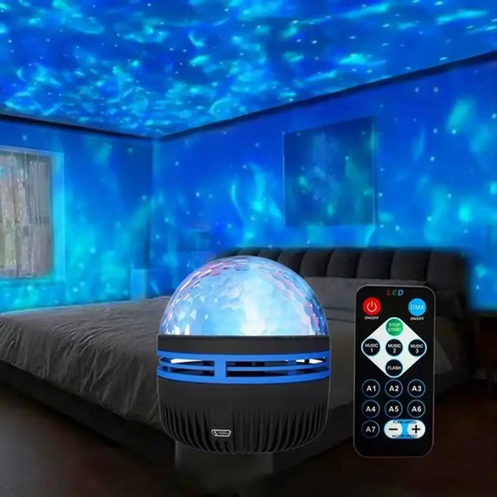 ein blauer LED-rotierender Nordlichter-Projektor mit schwarzer Basis und Fernbedienung, der Lichteffekte aus einem vorderen Blickwinkel zeigt