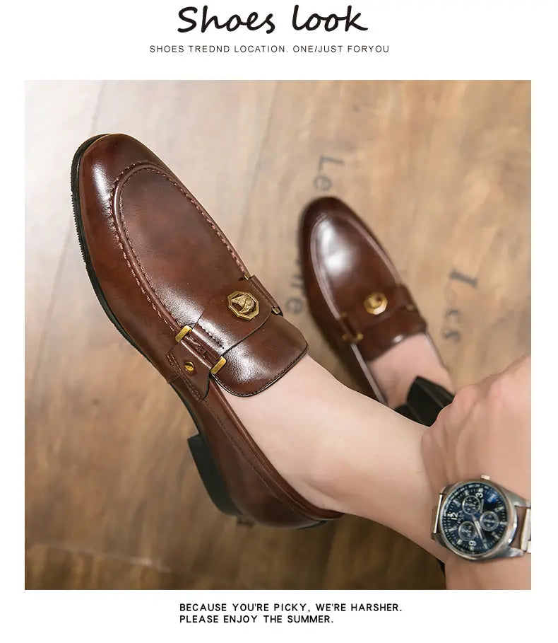 Herren-Lederslipper im eleganten Stil in Braun mit goldfarbenen Metallschnallen mit klassischem Mokassin-Design.