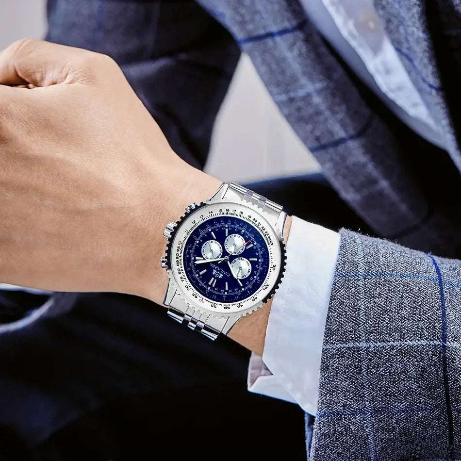 Silberfarbene automatische mechanische Chronographenuhr für Herren mit tiefblauem Zifferblatt, drei Hilfszifferblättern und einem metallischen Armband.