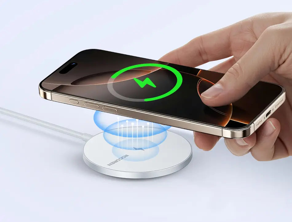 iPhone de color dorado en proceso de carga sobre un cargador inalámbrico circular blanco con almohadilla magnética de carga rápida de 15 W para cargadores inalámbricos de iPhone