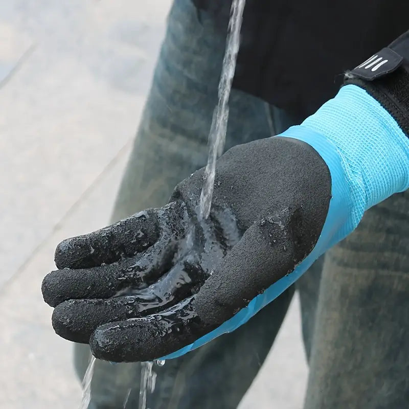 Wasserdichte Winter-Arbeitshandschuhe für Herren in Schwarz und Blau mit einer strukturierten Grifffläche, entworfen für die Verwendung mit thermisch-mechanischer Ausrüstung.