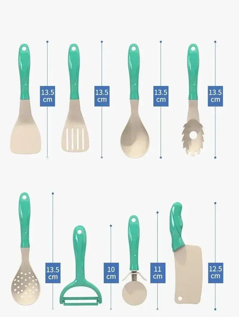 Set für das Rollenspiel in der Kinderküche mit teal-farbenen Griffen und beigen Köpfen, einschließlich Pfannenwender, Löffeln, Raspel/Slicer, Schäler, Pizzaschneider und Hackbeil für Kochspielzeug.