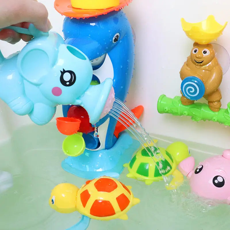Blaues Baby-Bade-Spielzeug aus Kunststoff mit Elefantenform für das Spritzen von Wasser, mit Gießauslauf und pinken Wangen, ausgelegt für das spielerische Baden von Säuglingen.