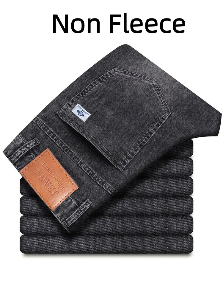 Jeans rétro délavés coupe droite ample pour hommes, montrés depuis l’arrière, en denim gris foncé non doublé en molleton, avec un empiècement en cuir brun et une étiquette blanche sur la poche arrière.