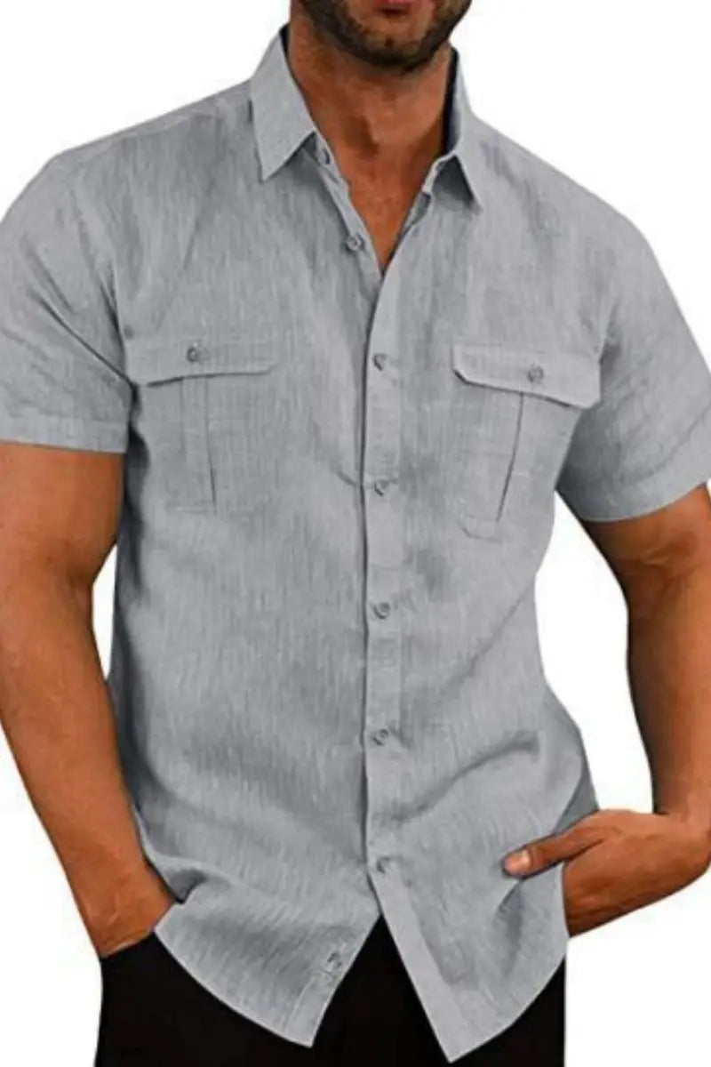 Herren-Leinenhemd mit kurzem Ärmel in Hellgrau mit zwei Brusttaschen und dezent strukturierter Stoffoberfläche für einen lässigen Look.