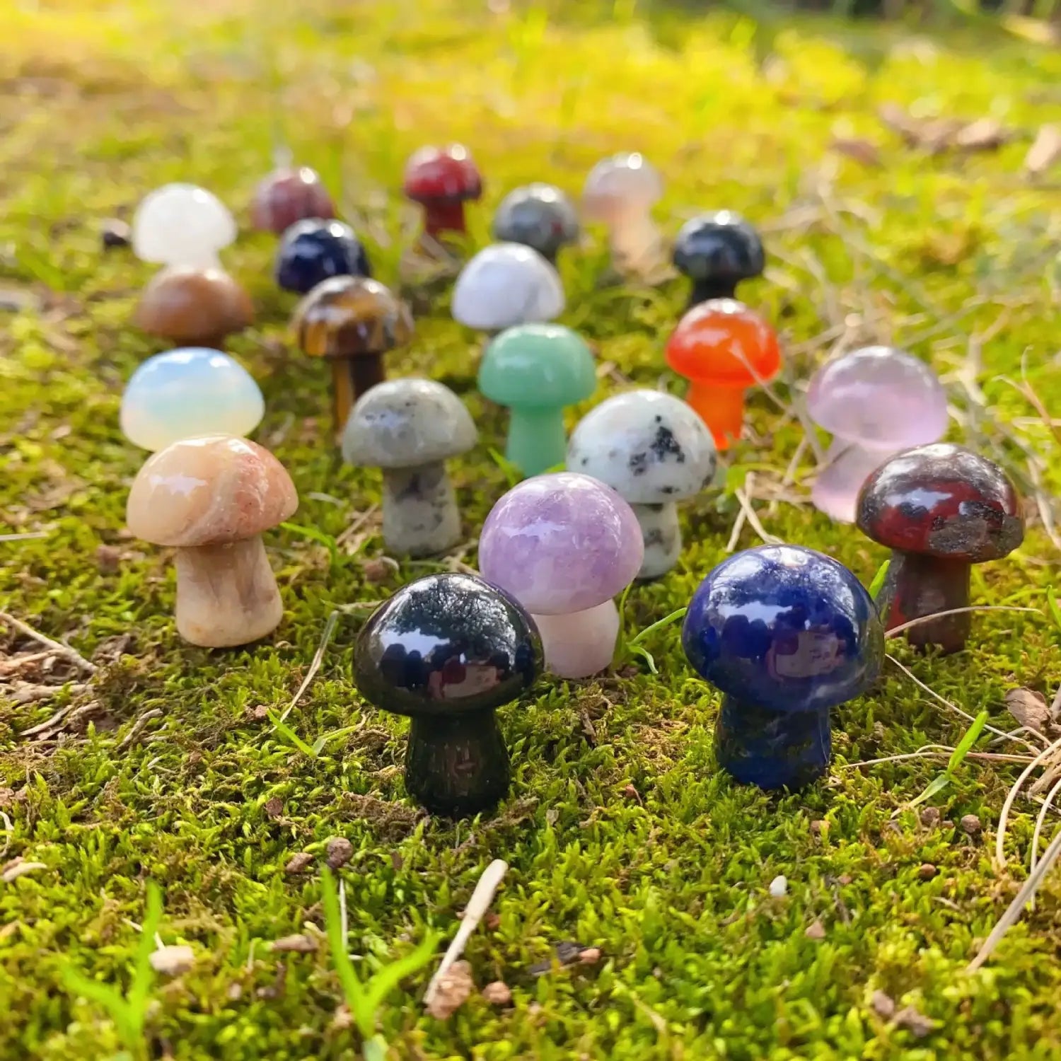 Una colección de coloridas figuras de hongos de gema pulida en azul, morado, naranja y verde, utilizadas como decoración natural de mini jardines con cristales.