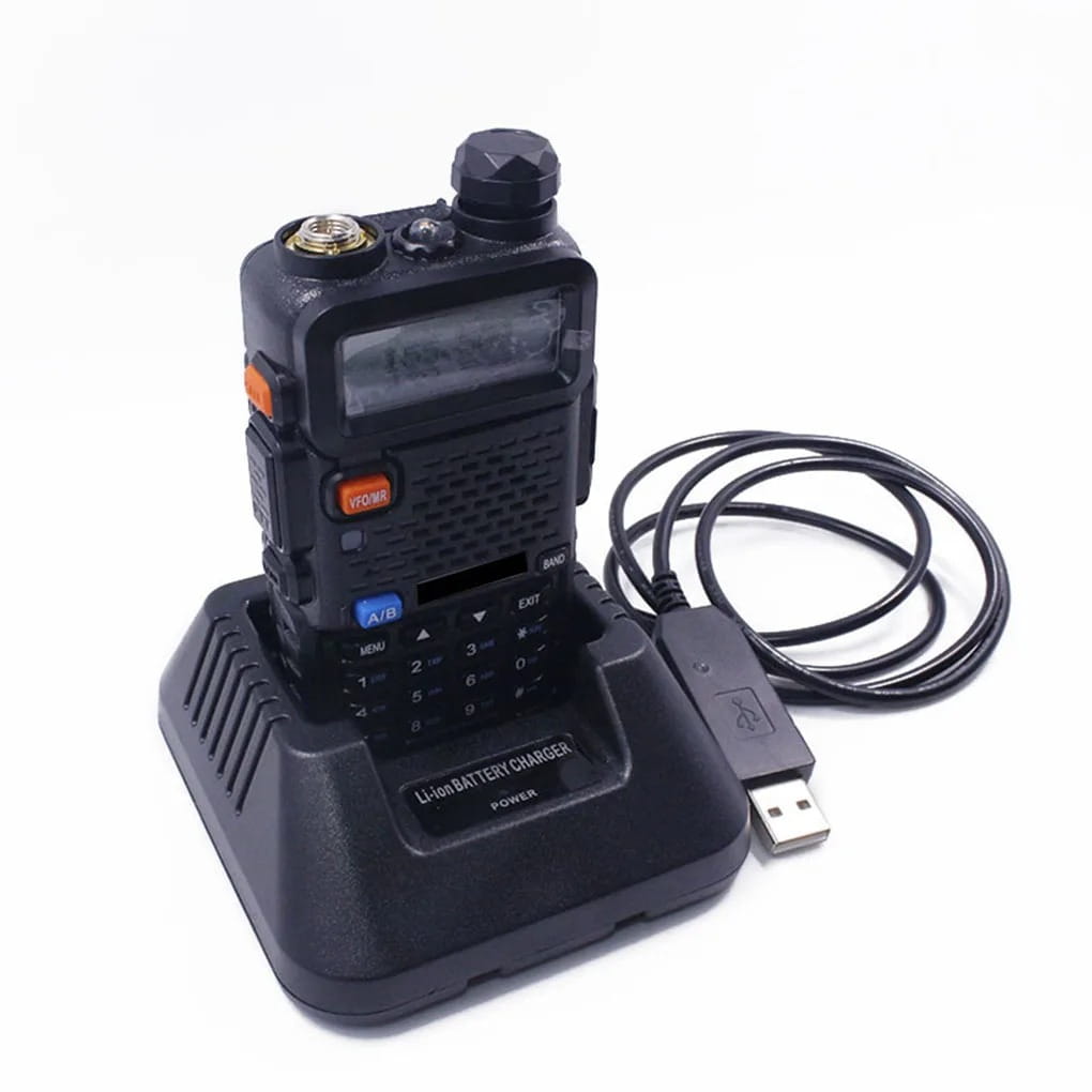 baofeng uv-5r モデルに対応する、専用の充電ベースおよびusbバッテリ充電器が付属したブラックの携帯型トランシーバー「baofeng bf-888s」。