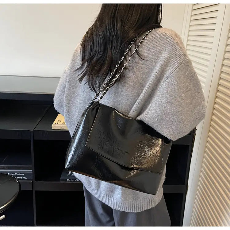 bolso bandolera negro de piel sintética (PU) con correa de cadena, acabado en antecruda falso negro brillante, ideal para bolsos bandolera elegantes con gran capacidad