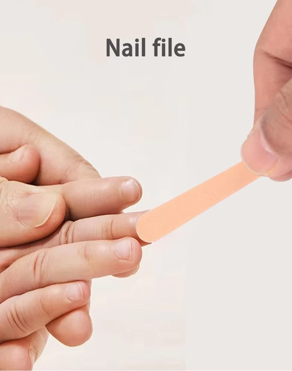 Eine rechteckige Nagelfeile in Pfirsichfarbe mit glatter Oberfläche, die die Fingernägel im Baby-Pflege-Set für Neugeborene sanft in Form bringt.