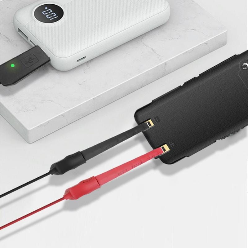 トランシーバー用バッテリーのためのユニバーサルUSB充電ケーブルを使用して、赤色および黒色のケーブルで接続された電話機(黒色)。