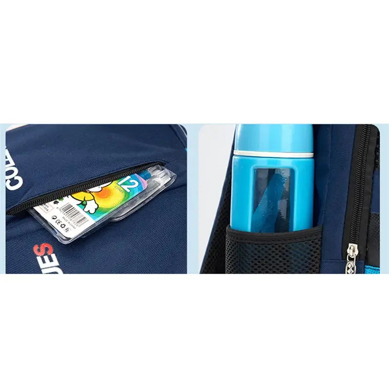 Ein wasserdichter Schulrucksack für Jungen in Navyblau mit blauem isoliertem Wasserflaschenhalter mit transparentem Bereich und silberfarbigem Deckel in der Netztasche.