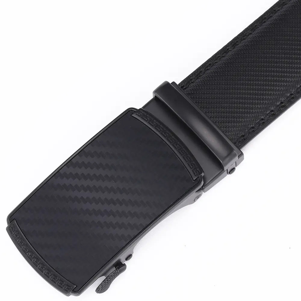Automatische Gürtelschnalle mit schwarzer Carbonfaser-Optik mit Musterung und Ledergürtel für Herren, mit strukturierter Gurtkonstruktion, ausgelegt für luxuriöse Business-Bekleidung.