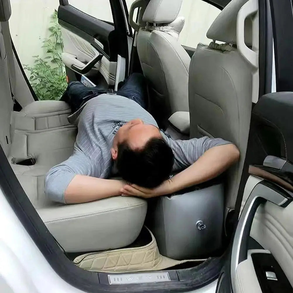 Graue aufblasbare Sitzkissen für das Auto aus robustem Material, ausgelegt als Rücksitz-Reisebett für den Einsatz mit einer Autoluftmatratze