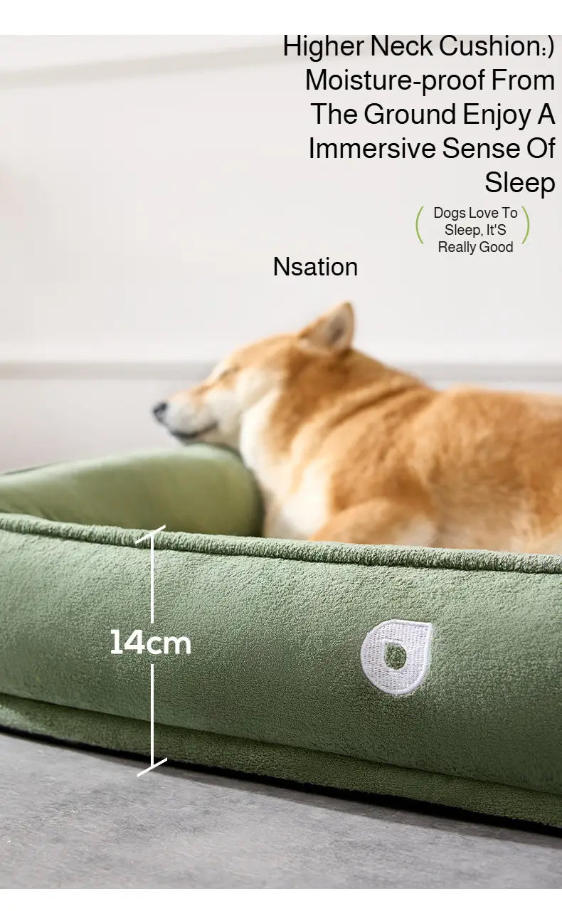 Cama para perros con cojín tubular acolchado color verde oliva, lavable, con un cojín de cuello más alto y un logotipo blanco bordado.