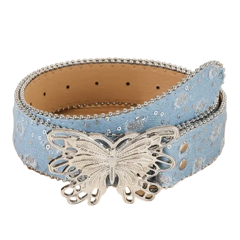 Ceinture en cuir papillon y2k en denim bleu clair, avec boucle papillon argentée ornée de sequins et de perles, présentée de face.