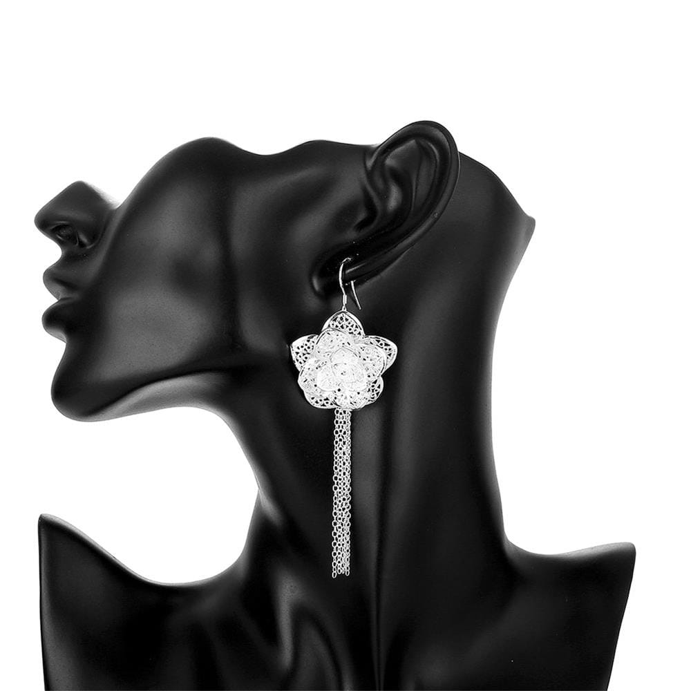 Boucle d’oreille florale en argent sterling avec un motif de filigrane en argent et un gland en chaîne pendentif, provenant de la parure de bijoux floraux en argent sterling.