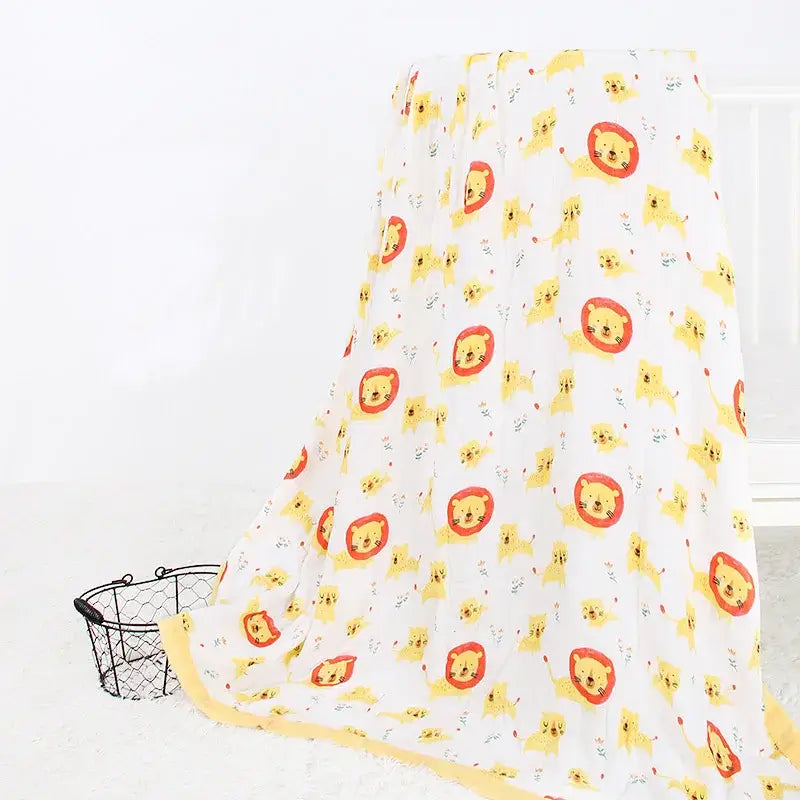 Weiße Musselin-Bambus-Baumwoll-Decke für Babys (Swaddle) mit floralen Motiven, mit einem verspielten Muster aus gelben Cartoon-Löwen mit roten Kreisumrandungen und kleinen floralen Details, mit einer durchgehenden gelben Bordüre.