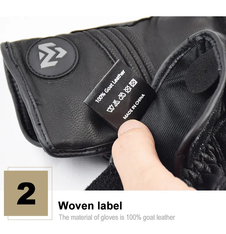 Gant de moto en cuir de chèvre noir à 100 % pour homme avec un design perforé respirant, présenté côté arrière, avec un écusson à logo circulaire et une étiquette en matériau tissé.