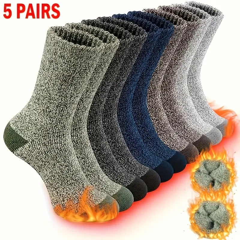 Cinq paires de chaussettes d’hiver thermiques pour hommes, en maille texturée confortable, avec renfort au niveau de l’orteil et du talon, dans des tons neutres et foncés assortis.