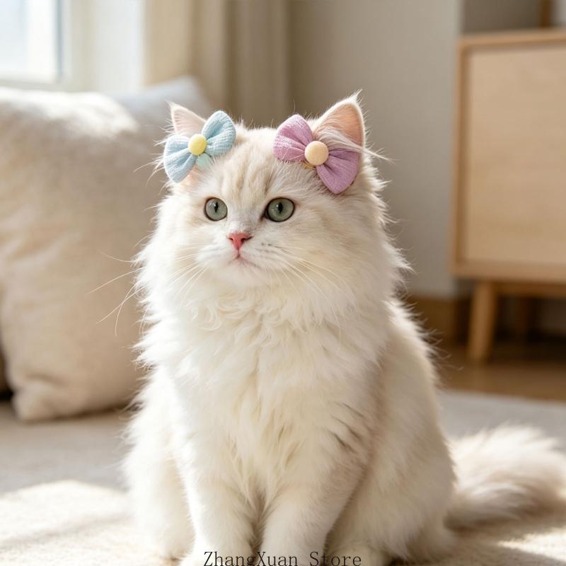混合パステルカラーで、弾性の留め具を備えたペットヘアボウを耳につけた、ふわふわの白い猫