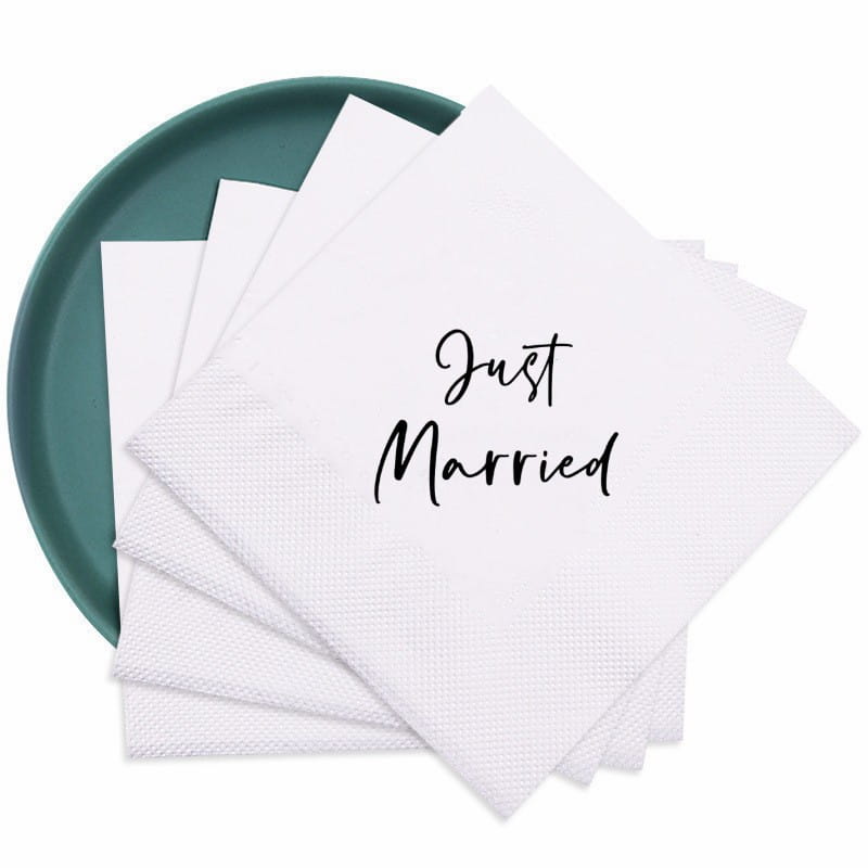 servilletas de papel blancas con «Just Married» impreso en negro con estilo de caligrafía en cursiva, incluidas en un paquete de 50 de papel para boda metalizado en oro para la novia.