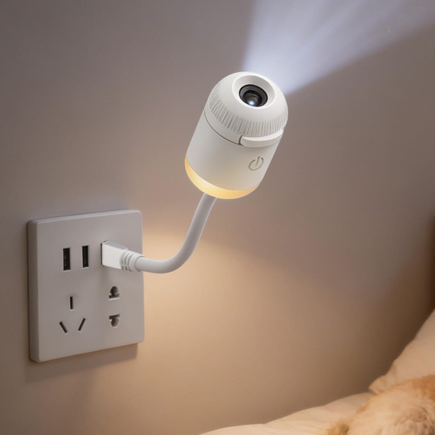 Weiße Kunststoff-Steck-Galaxy-Projektor-Nachtlampe mit flexiblem Arm und warmem Leuchten, mit 24 Folien für eine eindrucksvolle Galaxy-Projektion.