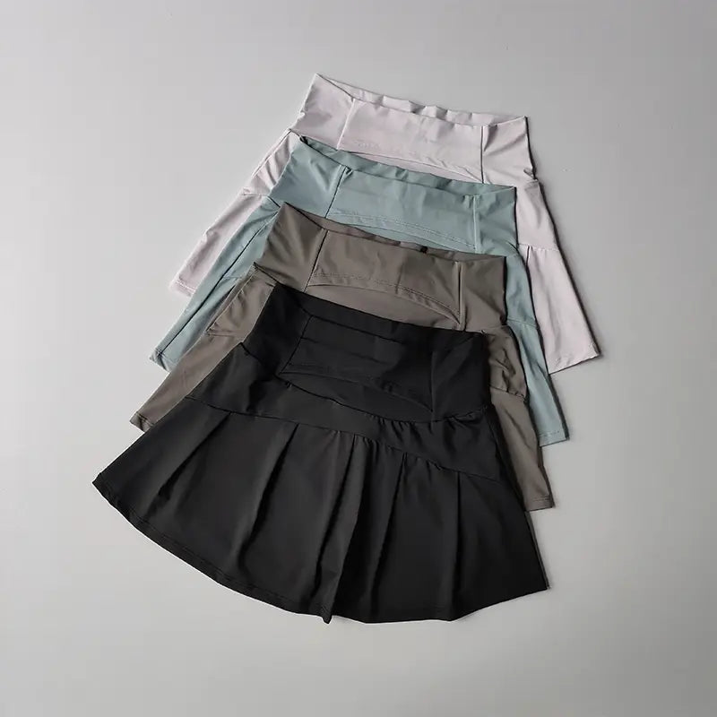 Schwarzer plissierter Damen High-Waist-Sport-Tennisrock mit schnelltrocknendem Material und dezenten Seitentaschen.
