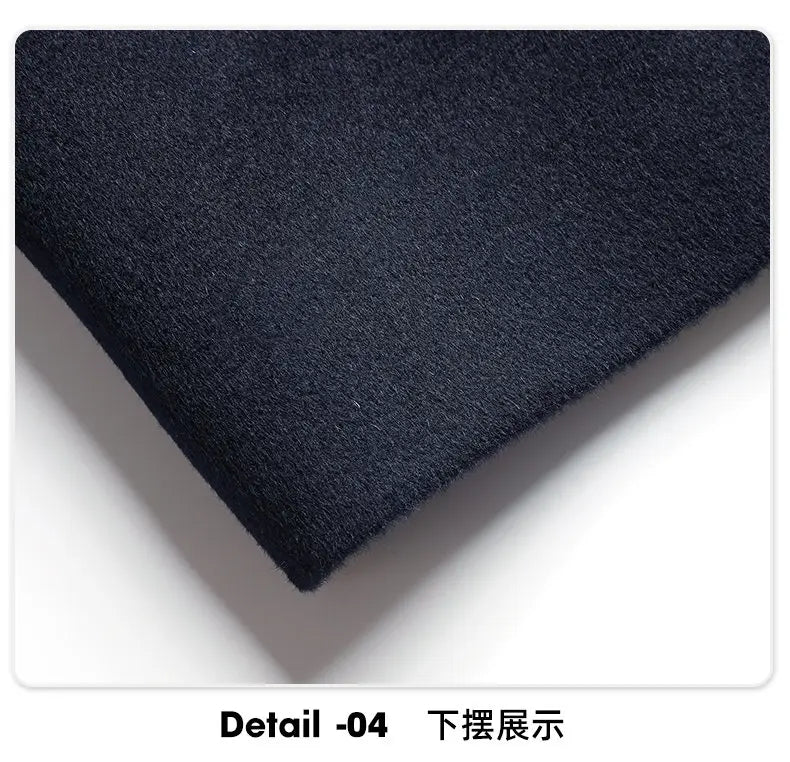 Alfombrilla de fieltro azul marino oscuro que complementa un abrigo de invierno con cierre de cremallera para hombre de 100% lana, diseñada para uso en climas fríos